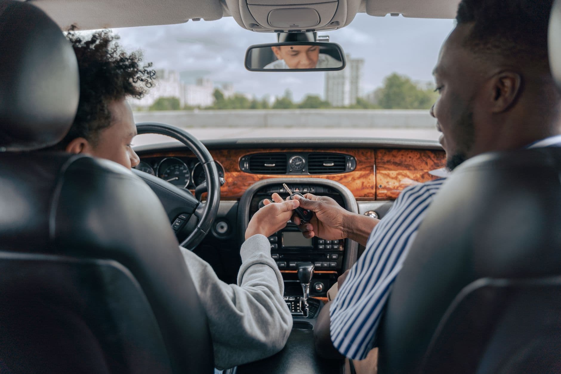 Körlärare och elev sitter tillsammans i bilen under en körlektion i Sollentuna.